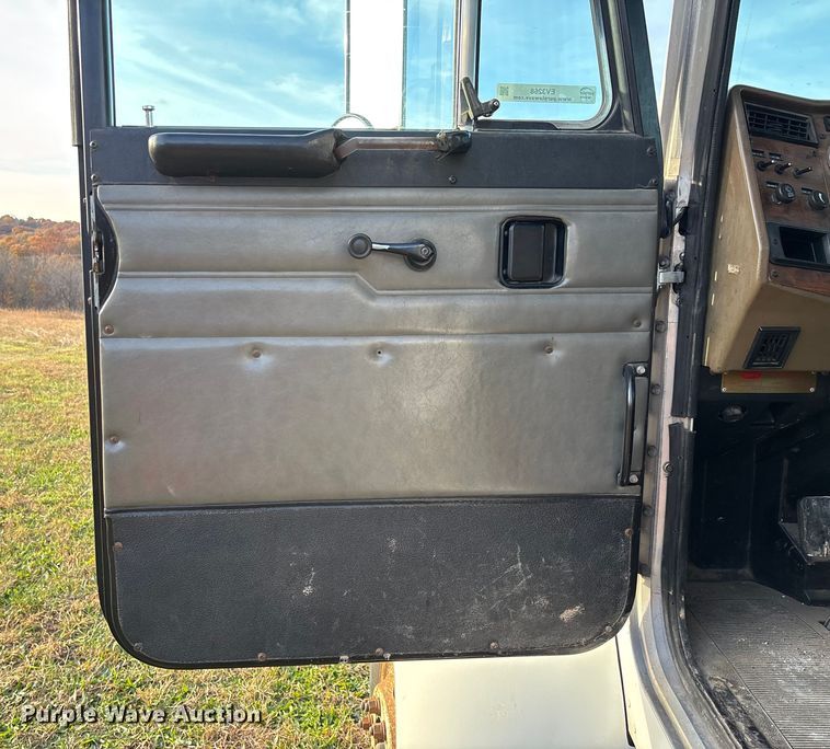 image for item EV3268 2000 Peterbilt 330 rollback truck