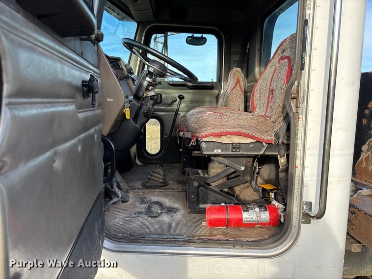 image for item EV3268 2000 Peterbilt 330 rollback truck