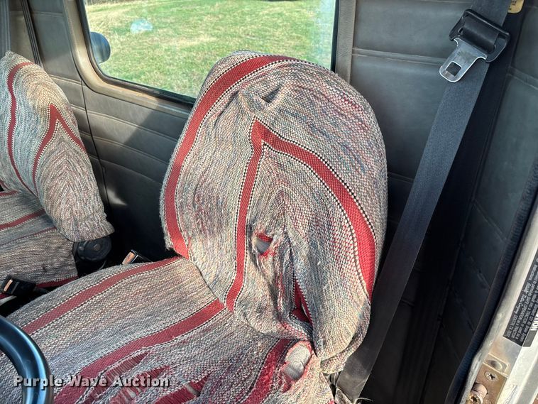 image for item EV3268 2000 Peterbilt 330 rollback truck