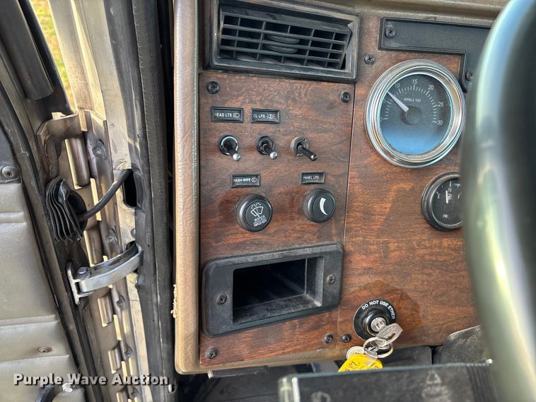 image for item EV3268 2000 Peterbilt 330 rollback truck