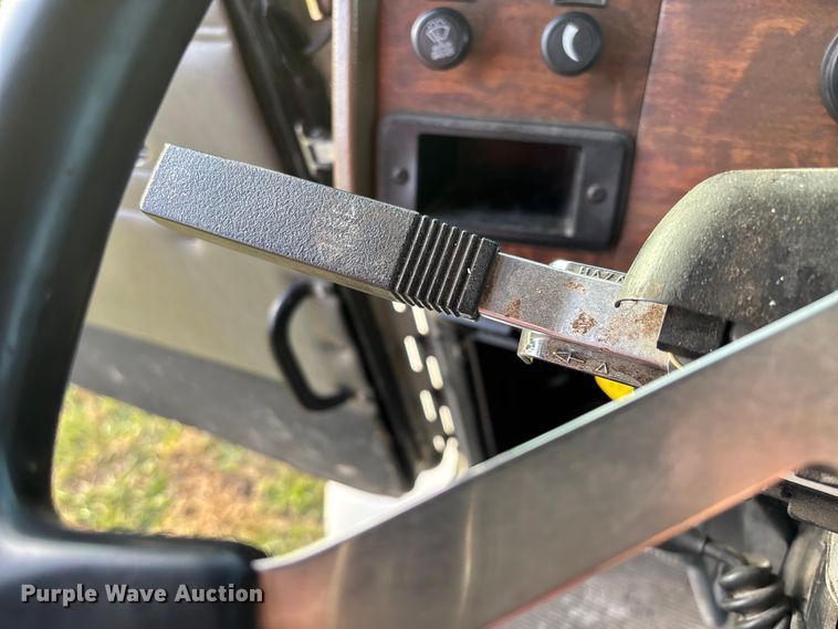 image for item EV3268 2000 Peterbilt 330 rollback truck