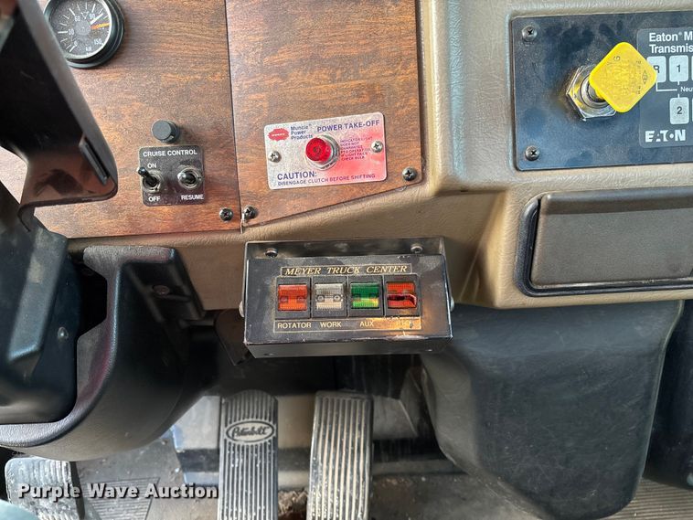 image for item EV3268 2000 Peterbilt 330 rollback truck