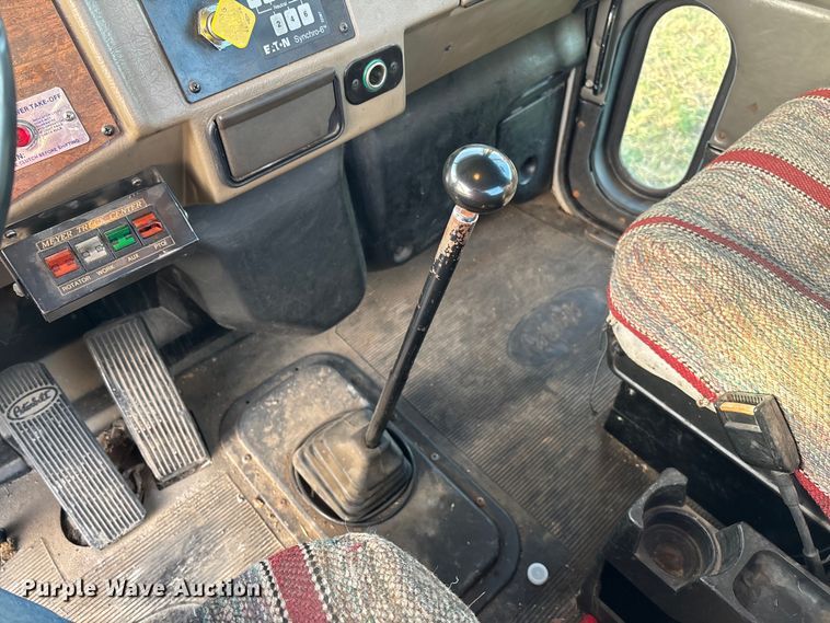 image for item EV3268 2000 Peterbilt 330 rollback truck