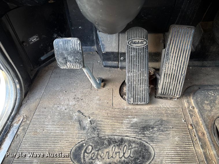 image for item EV3268 2000 Peterbilt 330 rollback truck