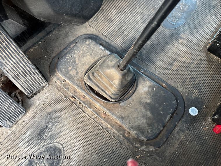 image for item EV3268 2000 Peterbilt 330 rollback truck