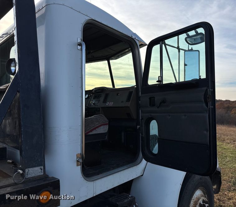 image for item EV3268 2000 Peterbilt 330 rollback truck