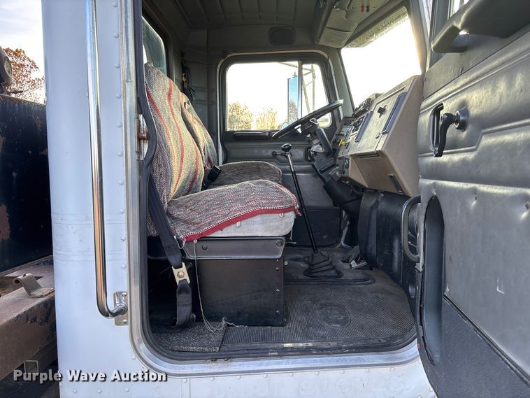 image for item EV3268 2000 Peterbilt 330 rollback truck