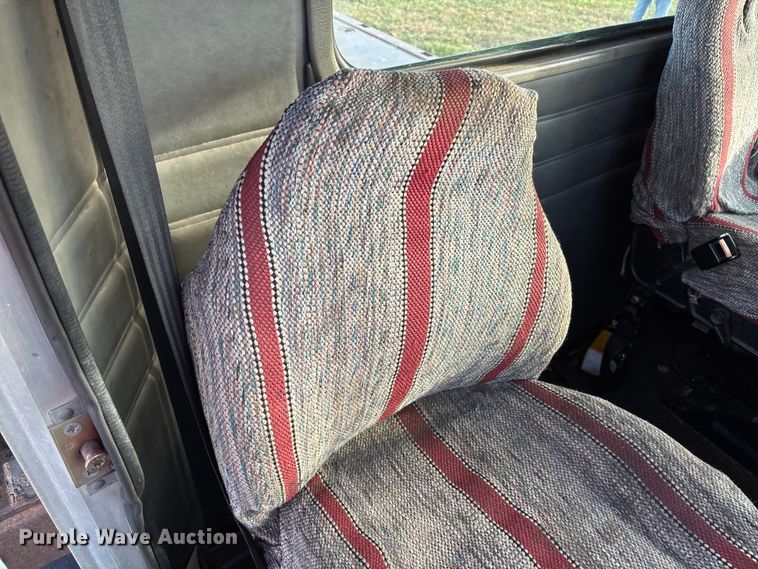 image for item EV3268 2000 Peterbilt 330 rollback truck