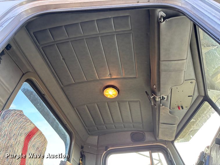 image for item EV3268 2000 Peterbilt 330 rollback truck