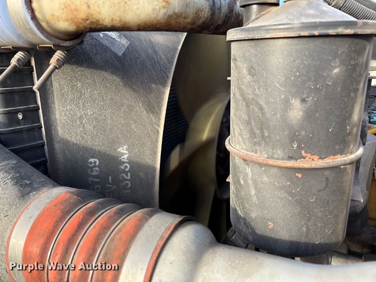 image for item EV3268 2000 Peterbilt 330 rollback truck