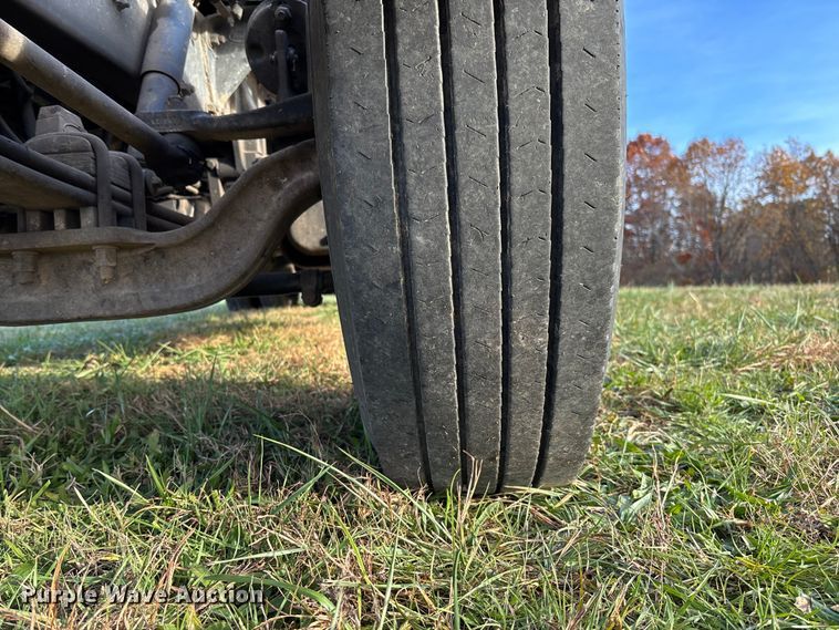 image for item EV3268 2000 Peterbilt 330 rollback truck