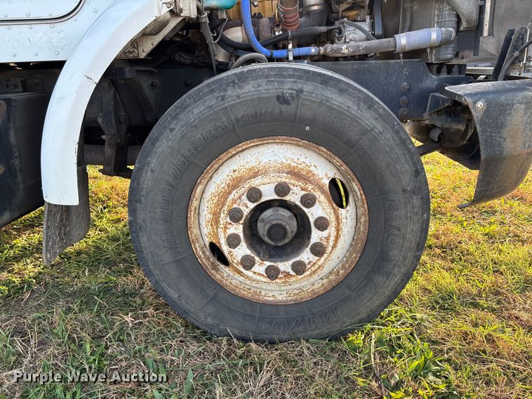 image for item EV3268 2000 Peterbilt 330 rollback truck