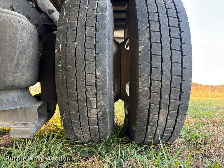 image for item EV3268 2000 Peterbilt 330 rollback truck