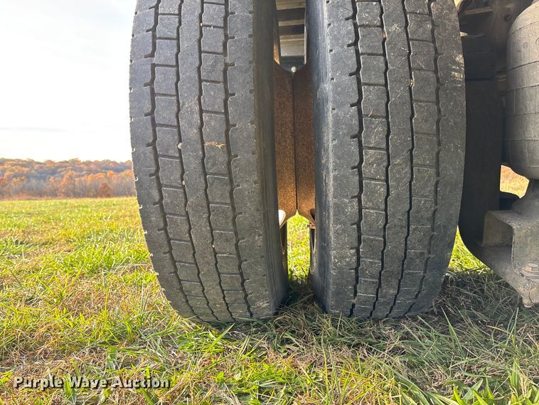 image for item EV3268 2000 Peterbilt 330 rollback truck