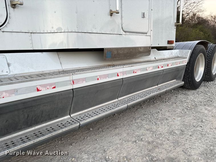 image for item EV3298 1994 Freightliner FLD120 semi truck