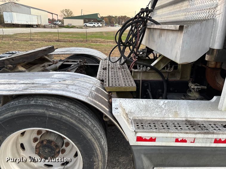 image for item EV3298 1994 Freightliner FLD120 semi truck