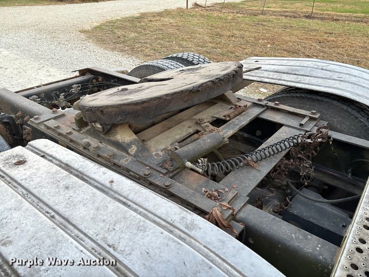 image for item EV3298 1994 Freightliner FLD120 semi truck