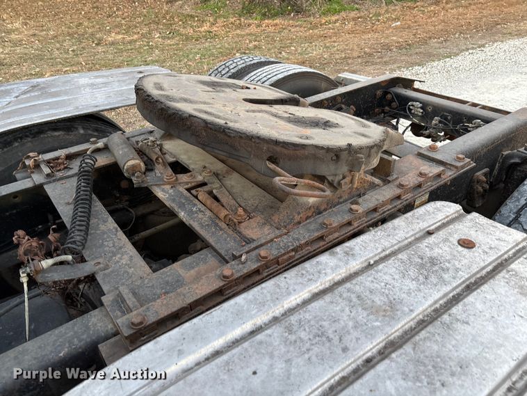 image for item EV3298 1994 Freightliner FLD120 semi truck