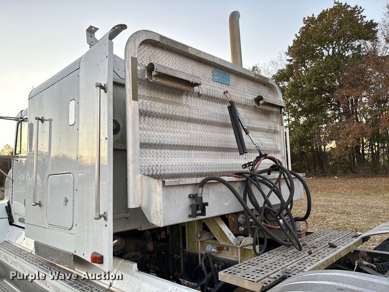 image for item EV3298 1994 Freightliner FLD120 semi truck