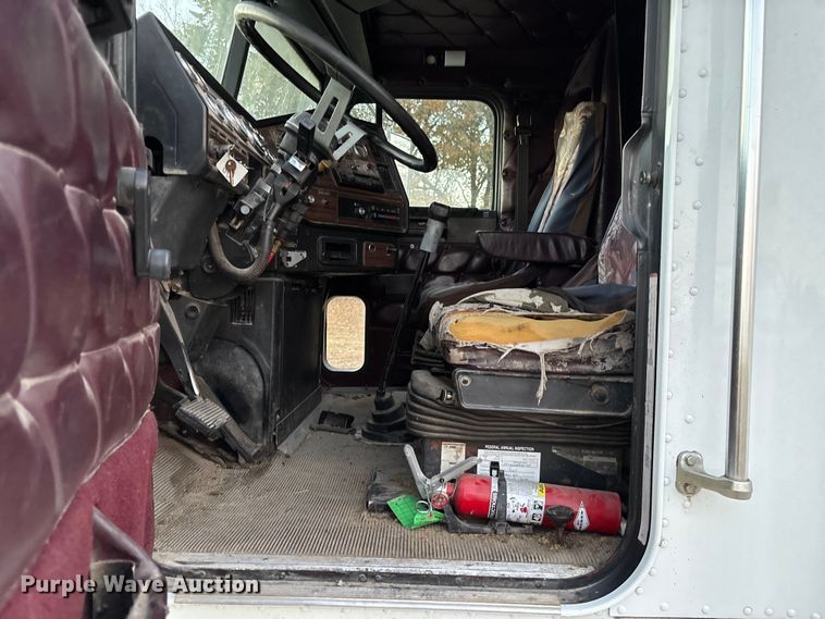 image for item EV3298 1994 Freightliner FLD120 semi truck