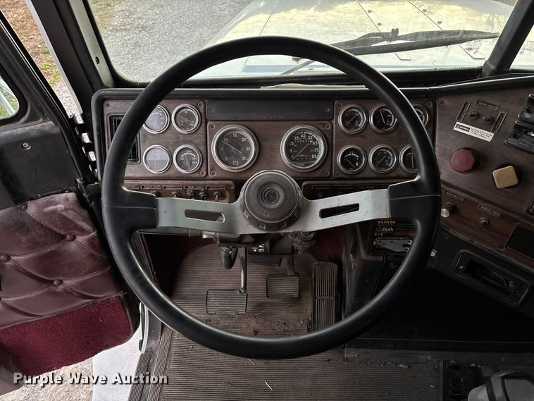 image for item EV3298 1994 Freightliner FLD120 semi truck