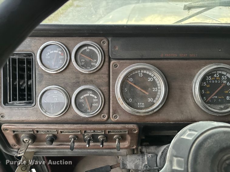 image for item EV3298 1994 Freightliner FLD120 semi truck