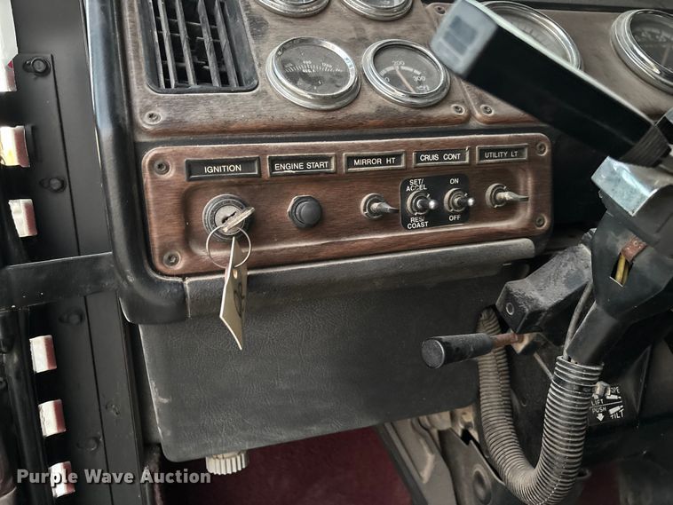 image for item EV3298 1994 Freightliner FLD120 semi truck