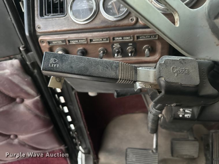 image for item EV3298 1994 Freightliner FLD120 semi truck