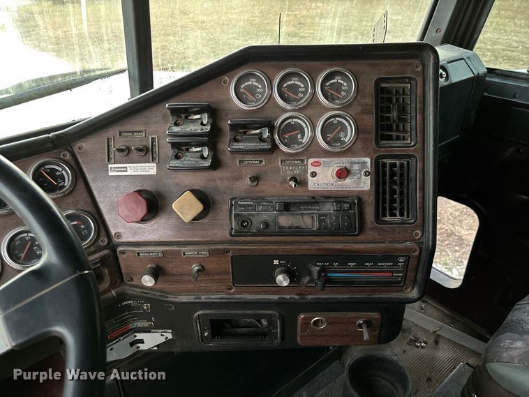 image for item EV3298 1994 Freightliner FLD120 semi truck