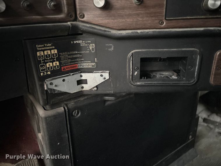 image for item EV3298 1994 Freightliner FLD120 semi truck