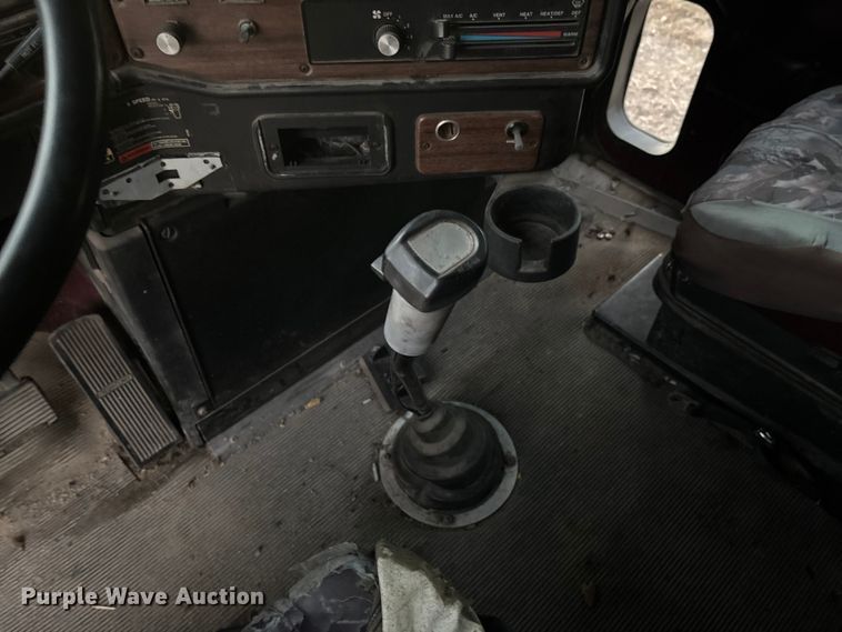 image for item EV3298 1994 Freightliner FLD120 semi truck