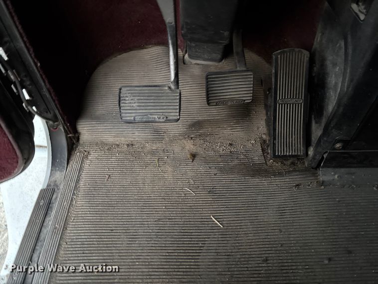 image for item EV3298 1994 Freightliner FLD120 semi truck