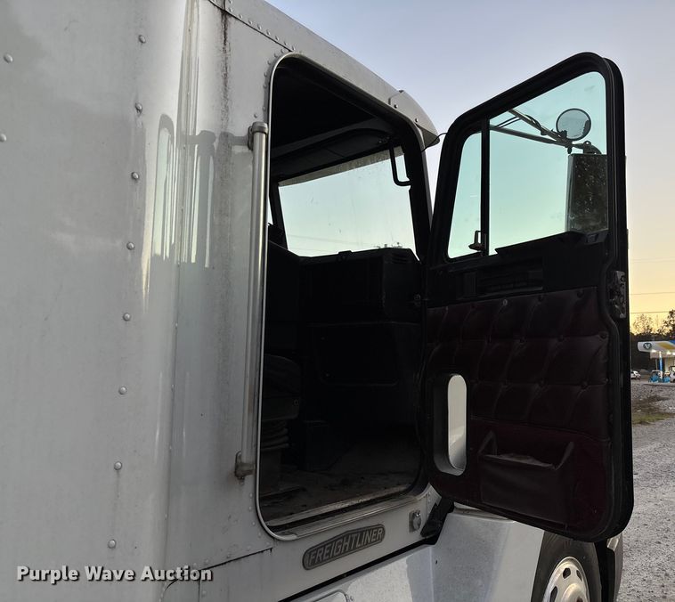 image for item EV3298 1994 Freightliner FLD120 semi truck