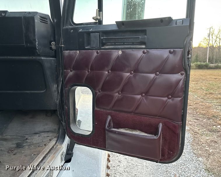 image for item EV3298 1994 Freightliner FLD120 semi truck