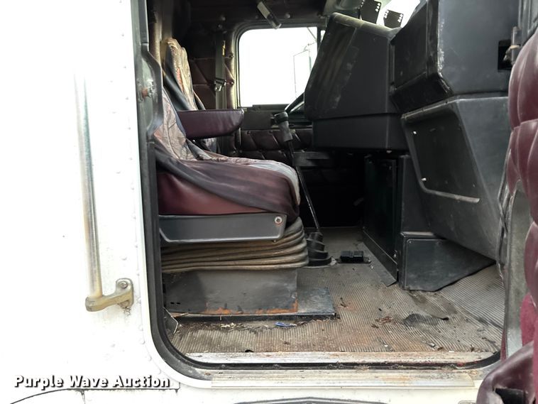 image for item EV3298 1994 Freightliner FLD120 semi truck