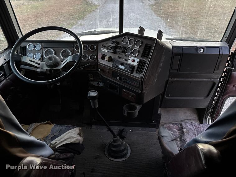image for item EV3298 1994 Freightliner FLD120 semi truck