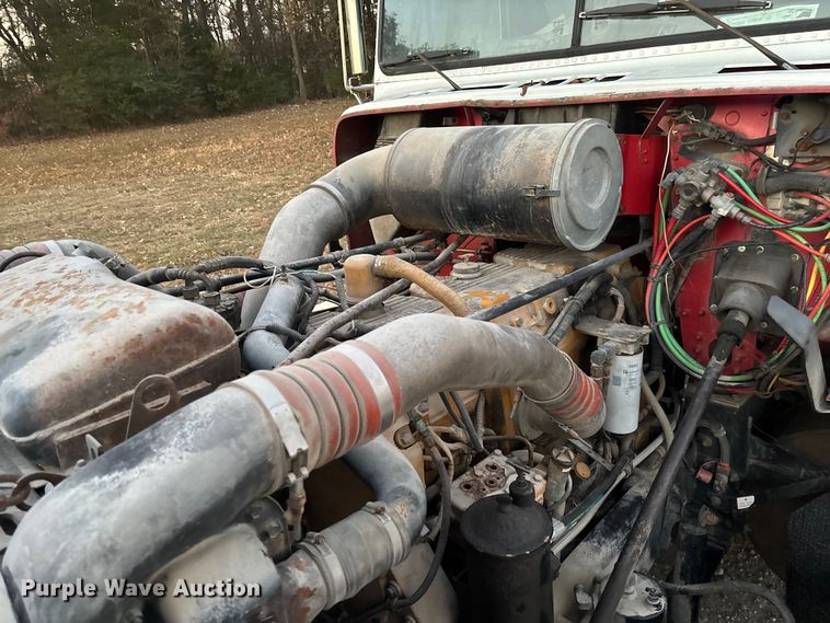 image for item EV3298 1994 Freightliner FLD120 semi truck