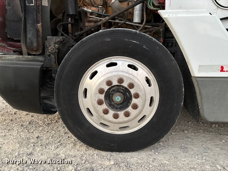 image for item EV3298 1994 Freightliner FLD120 semi truck