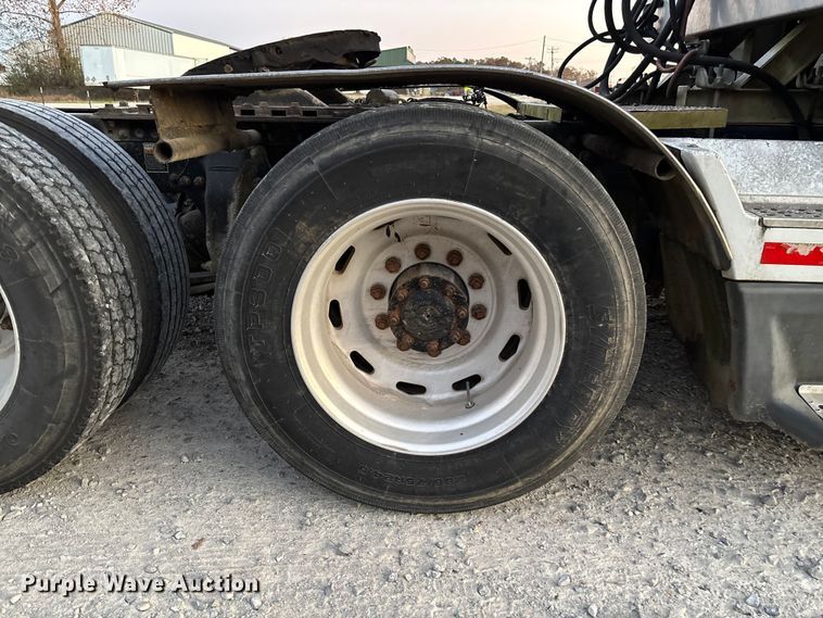 image for item EV3298 1994 Freightliner FLD120 semi truck