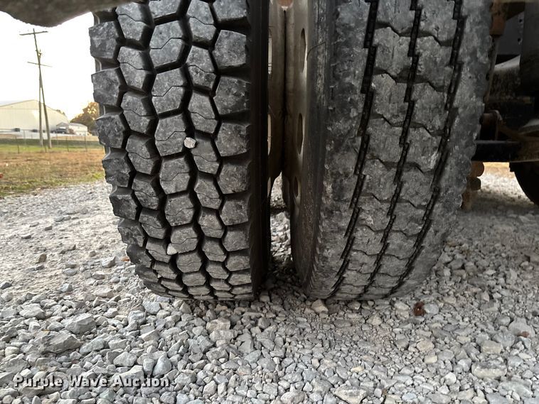 image for item EV3298 1994 Freightliner FLD120 semi truck