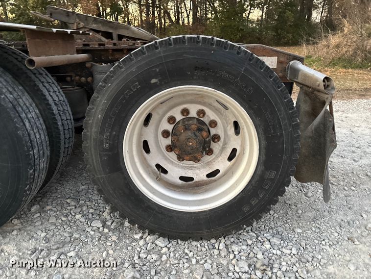 image for item EV3298 1994 Freightliner FLD120 semi truck