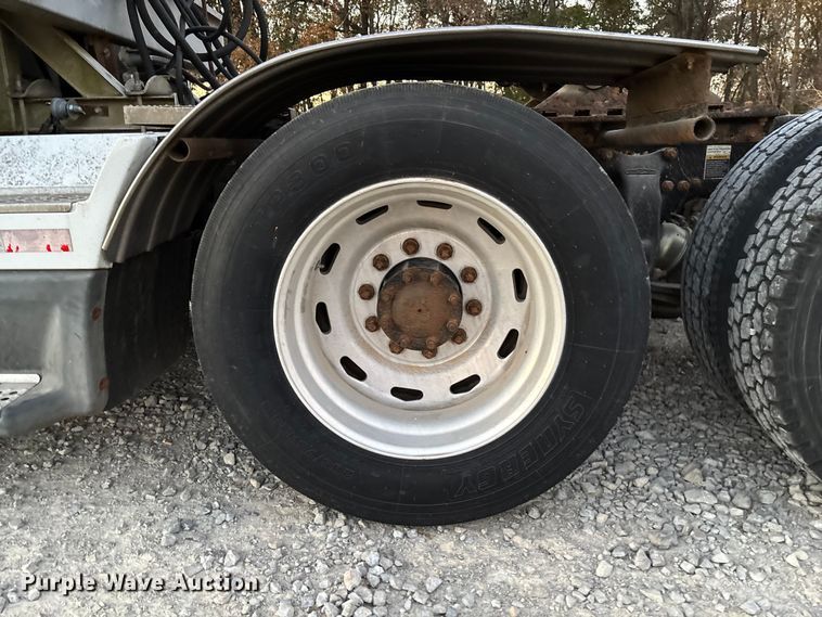 image for item EV3298 1994 Freightliner FLD120 semi truck