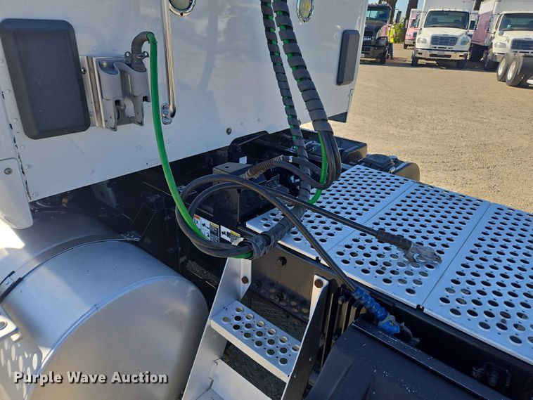 image for item FB9413 2016 Kenworth T880 semi truck