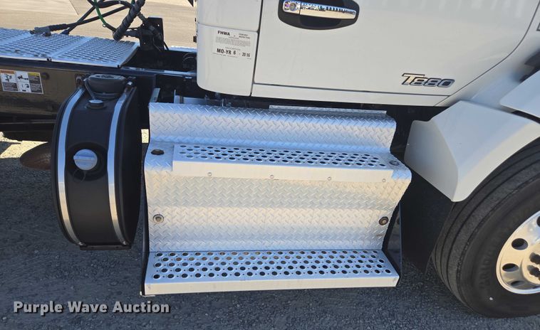 image for item FB9413 2016 Kenworth T880 semi truck