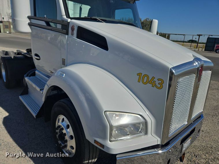 image for item FB9413 2016 Kenworth T880 semi truck