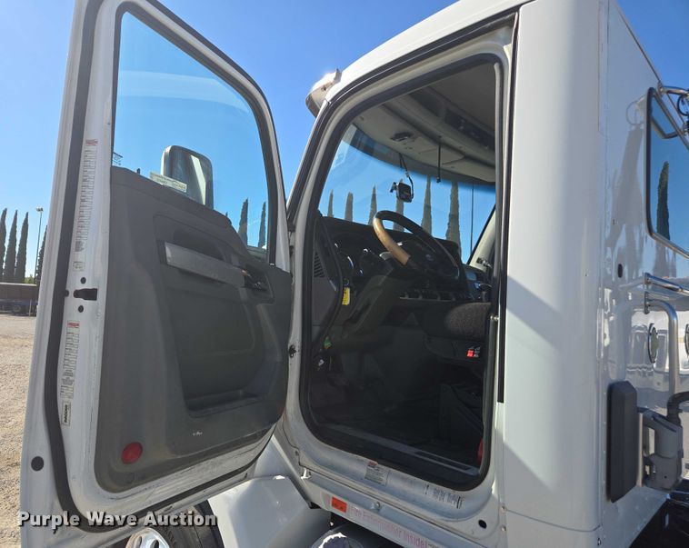 image for item FB9413 2016 Kenworth T880 semi truck