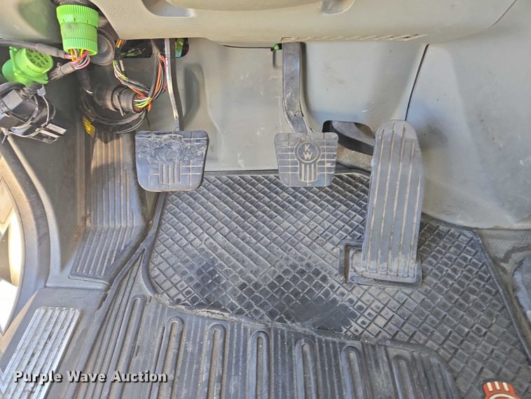 image for item FB9413 2016 Kenworth T880 semi truck