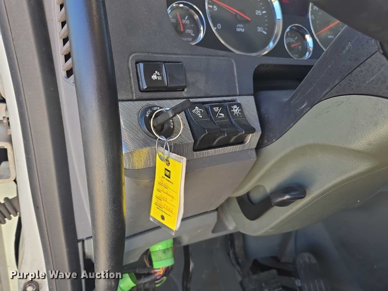 image for item FB9413 2016 Kenworth T880 semi truck