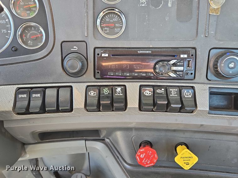 image for item FB9413 2016 Kenworth T880 semi truck