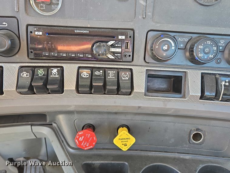 image for item FB9413 2016 Kenworth T880 semi truck